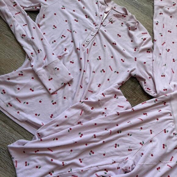 Skims Limited Edition Valentines Pink Cherry Henley & Leggings Set - Picture 2 of 4
